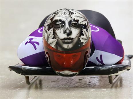 מה עובר למתמודדת הסקלטון בראש? אפשר רק לנחש