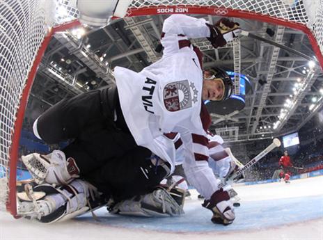 אגב, גם תחרויות ההוקי קרח לגברים החלו. תתכוננו להרבה מכות ומאבקים...ושערים