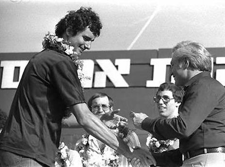 ג'ימי בוטרייט. גם הוא בפנים (לשכת העיתונות הממשלתית)