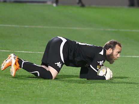 "ככה צריך להיראות שוער". עמוס (אלן שיבר)