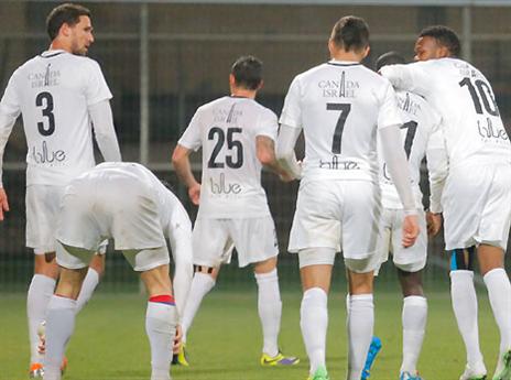 הלבנים מהצפון עלו שלב. גאוותו של איזי (אנג'ו גוש ג'יני)