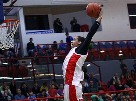 בשמיים (צילום: איגוד הכדורסל). צפו בתחרות ההטבעות