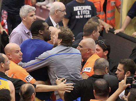 גם אינגלס הצטרף לכוחות האבטחה (אלן שיבר)