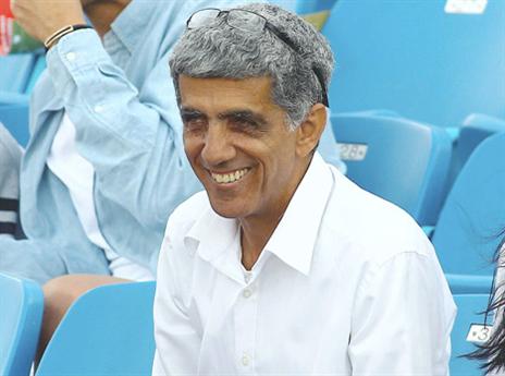 איציק לוזון מחוייך ביציע, למרות שאין באמת על מה (אלן שיבר)