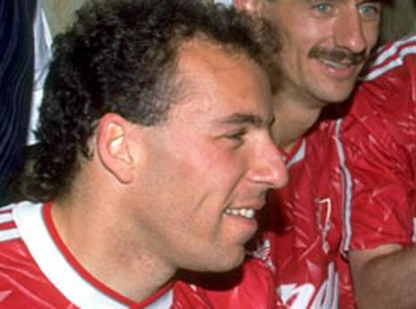 בימים ההם, בזמן הזה. רוזנטל במדי ליברפול (צילום: האתר הרשמי של ליברפול)