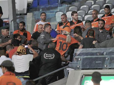 סערה ביציעים בבלומפילד (אלן שיבר)