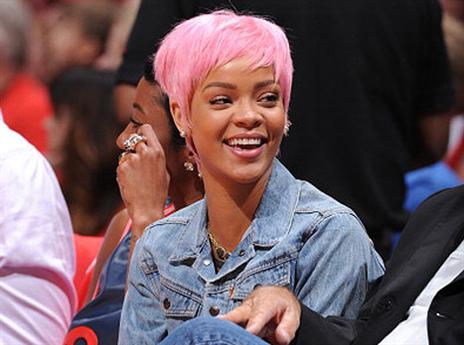 אפילו ריהאנה לבשה חג. למה ורוד? (gettyimages)