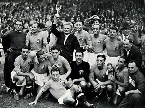 פוצו ושחקניו עם הגביע ב-1938 (gettyimages)