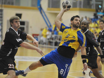 מתתיה בימיו כשחקן. בקרוב על הקווים