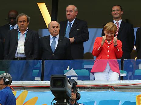 אנגלה מרקל קופצת ביציע (gettyimages)