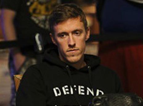 מקס קרוזה בשולחן. יופי של הכנסה