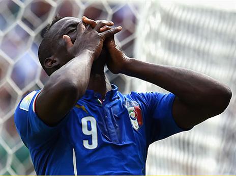 גם הוא אוכל את הכובע. באלוטלי (GETTYIMAGES)