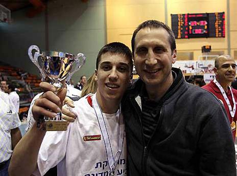 יתחיל את הקריירה באדום. תמיר בלאט עם אבא