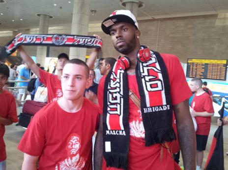 האוהדים נרגשים (צילום: רועי גלדסטון)