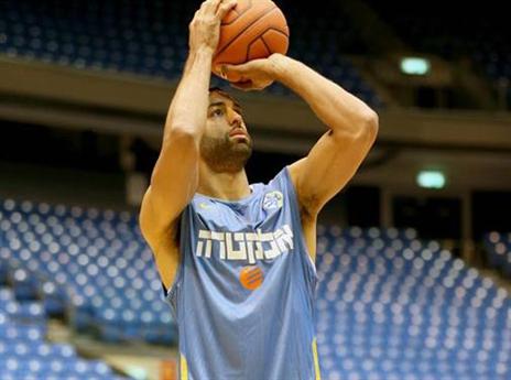 רנדל. קיבל את מספר 7 (אתר רשמי, מכבי ת"א)