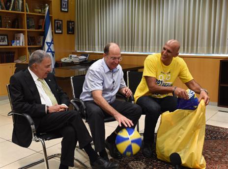 יעלון עם מזרחי וג'מצ'י. התגייסו למטרה נעלה (צילום: אלון בסון, משרד הבטחון)