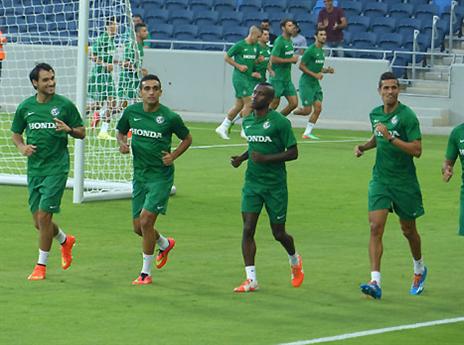 הנה זה בא. שחקני חיפה בסמי עופר (קרין שביט)