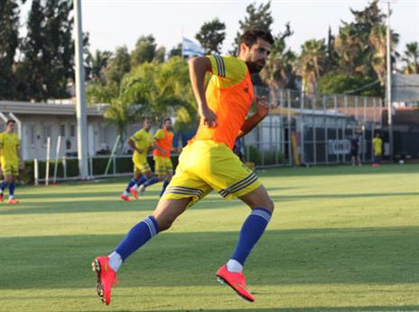 בינתיים, כלום לא הולך לו