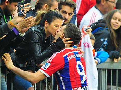 לבנדובסקי מקבל נשיקה מהאחת שלו (gettyimages)