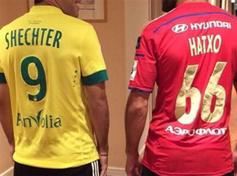 תראו מי החליטו להחליף חולצות במלון