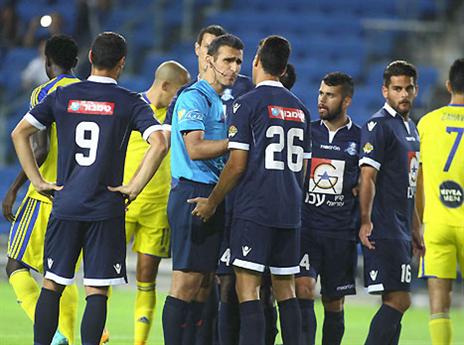 העכואים רואים את המשחק בורח להם (אלן שיבר)