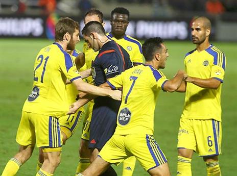 זהבי פשוט לא האמין שהוא רואה את הכרטיס האדום