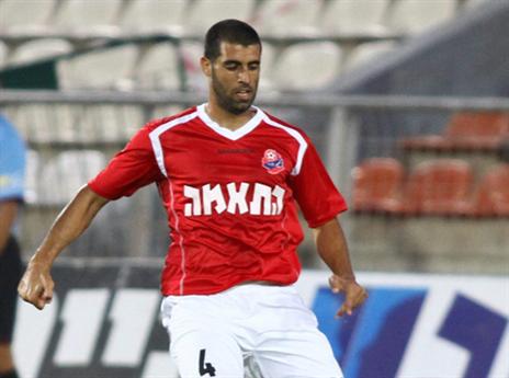 מחליף את האדום של חיפה בזה של רמת גן. כהן (צילום: יוסי שקל)