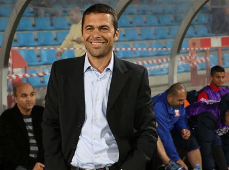 בהתחלה הוא עוד חייך