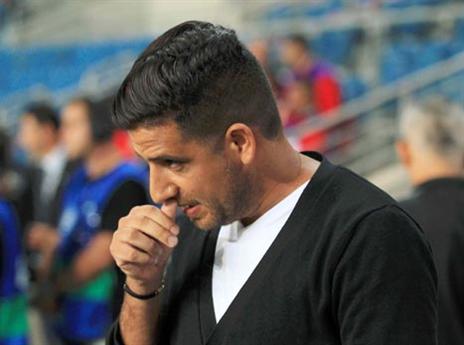 מחפש ניצחון בכורה כמאמן בטדי. בראון (אלן שיבר)