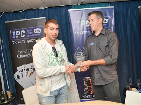 מעניק את מגן הניצחון באליפות ישראל האחרונה