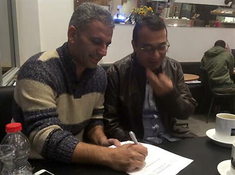 יחזקאל חותם על החוזה (צילום: דוברות אחי נצרת)