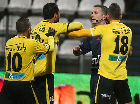 שחקני נתניה מתחננים לאדלר (אנצ'ו גוש, ג'יני סוכנות צילום)