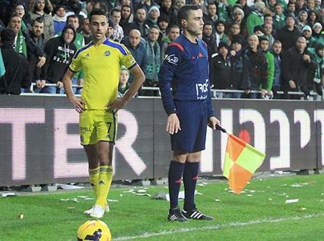 זהבי חטף מטח של מקלות כשניגש להרים קרן