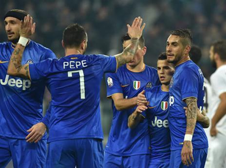 צמד. ג'יובינקו חוגג עם החברים (GETTYIMAGES)