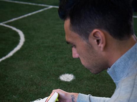 זהבי בוחן את הנעל מקרוב (מירקו מרקיורי)