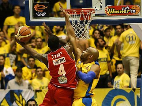 יאנג וטיוס מפעילים את הקפיצים (עודד קרני, מנהלת הליגה)