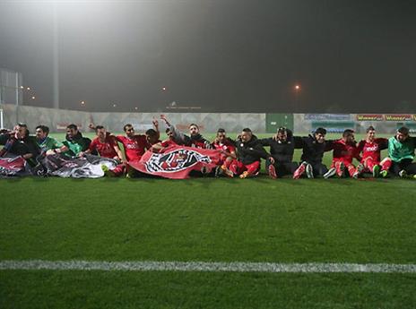 חגיגת כדורגל של החבורה באדום (עודד קרני)