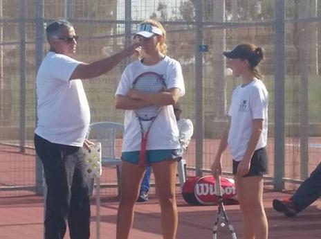 בא לעבוד. פטריק סימון עם הבנות