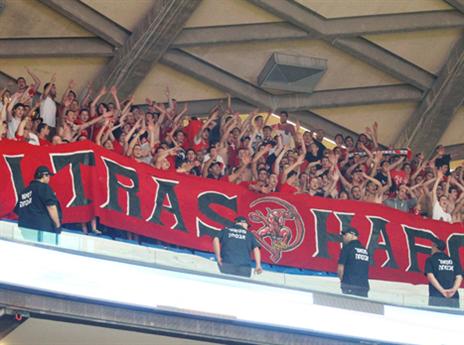 רק מחכים לשירים האלה? אוהדי הפועל ת"א בנוקיה (צילום: אלן שיבר)