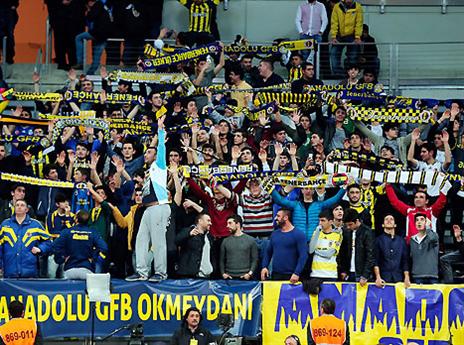 מכינים קבלת פנים חמה. אוהדי פנר (GETTYIMAGES)