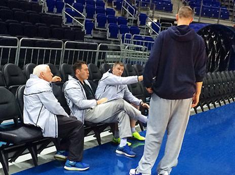 הצוות המקצועי. מכין כמה שינויים (ניצן פררו)