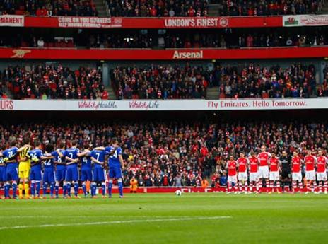 דקת דומיה לקורבנות אסון השריפה באיצטדיון של ברדפורד (GETTYIMAGES)