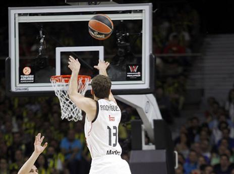 רודריגס בדרך לעוד שלשה (Getty)