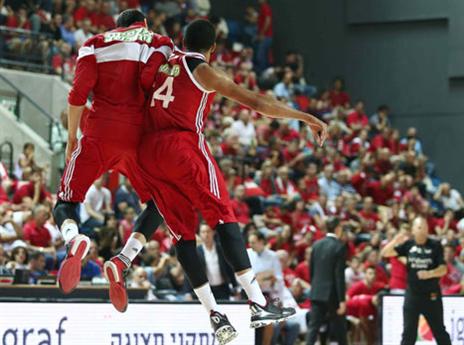 הקבוצה של פרנקו חוגגת ובצדק (אלן שיבר)