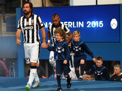 פירלו מוביל את חבריו למגרש (Getty)