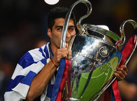 איזה רכש! סוארס והגביע (GETTYIMAGES)