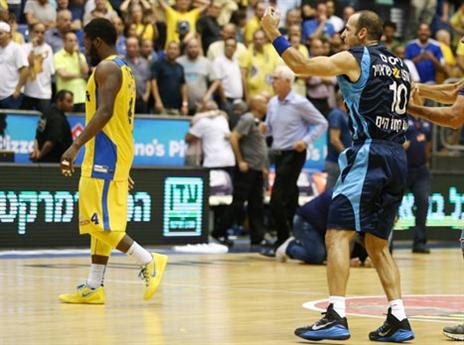 נוק-אאוט. פארגו מפנה את הפרקט (אלן שיבר)