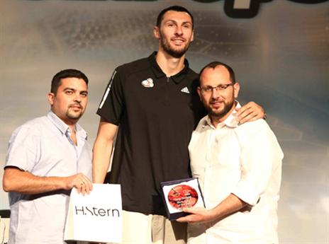 מביא הרבה מוטיבציה מהספסל. גפני (אלן שיבר)