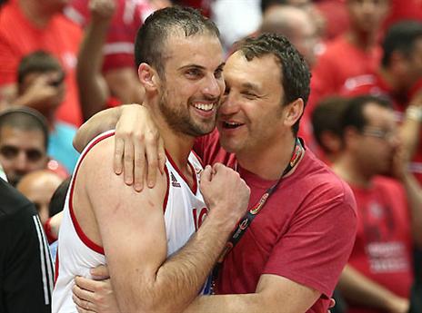 הקפטן חוגג (צילום: אלן שיבר)