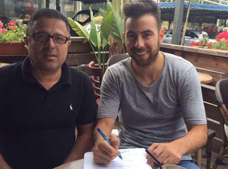 פסו ועינב חותמים על החוזה (אלן שיבר)